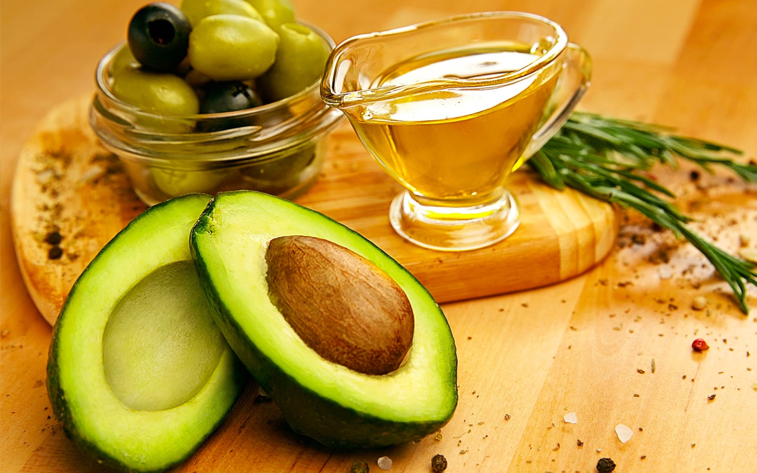Uleiul-de-avocado-ten-de-portelan-si-par-stralucitor.jpg